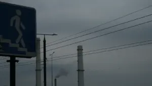 Vilniaus šilumos tinklų kaminai dūmija virš Vilniaus gatvių apniukusioje žiemos dieną.