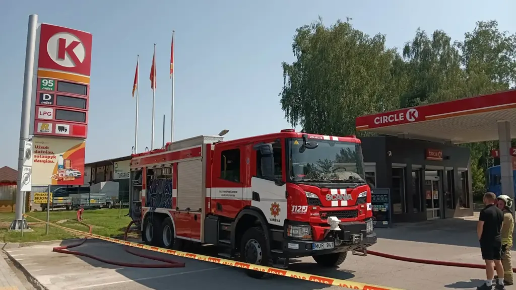 Dujų nuotėkis Varėnos degalinėje: situacija suvaldyta, pavojaus nėra