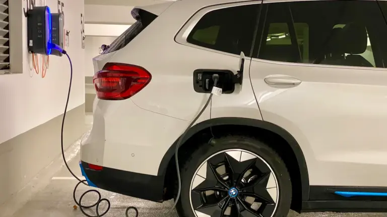 Dyzelinių automobilių eros pabaiga: vairuotojai masiškai renkasi hibridus