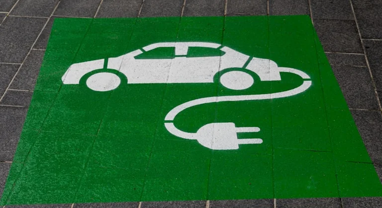 Dyzelinių automobilių eros pabaiga: vairuotojai masiškai renkasi hibridus