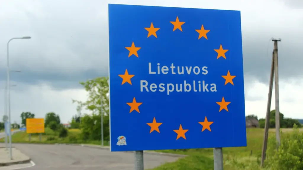 Mėlynas kelio ženklas su Europos Sąjungos žvaigždėmis ir užrašu Lietuvos Respublika.