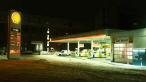 Kodėl degalų kainos degalinėse keičiasi kas savaitę