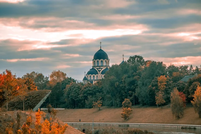 Orai Lietuvoje: savaitgalį laukia temperatūros kritimas ir pokyčiai
