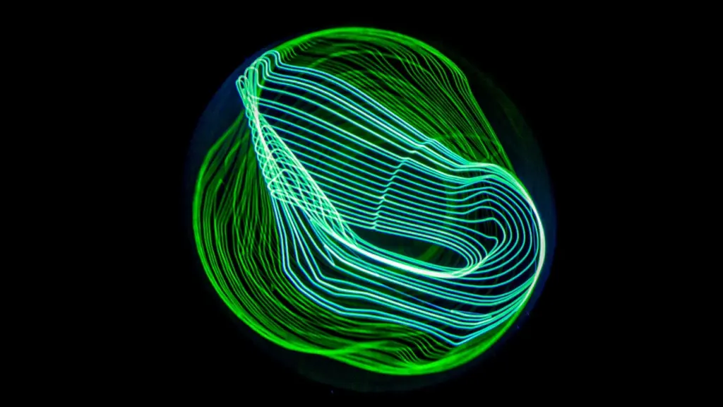 Abstrakti žalia ir balta šviesos linijų kompozicija tamsiame fone, reprezentuojanti technologijas.
