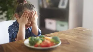 Vaikas palieka pilną lėkštę: kada sunerimti?