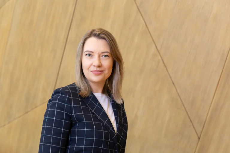 Vaiko banko kortelė: kada ji moko, o kada kelia riziką