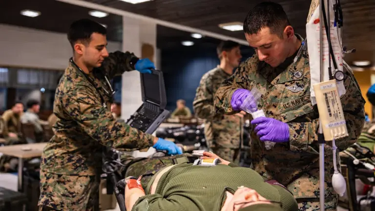 Karininkai vykdo medicininio pasirengimo pratybas stebint mobilizacijos ir gynybos tikslus.