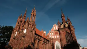 Istorinė Šv. Onos bažnyčia Vilniaus senamiestyje gražų, saulėtą pirmadienio vakarą po atviru dangumi.