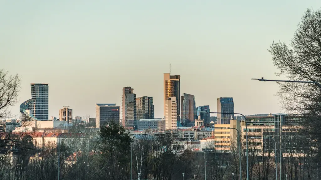 Vilniaus miesto panoraminis vaizdas su moderniais dangoraižiais ir miesto infrastruktūra dienos metu.