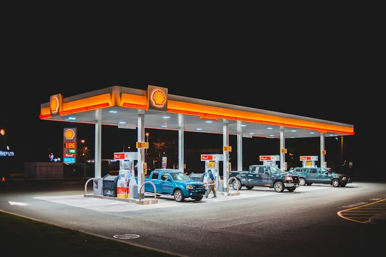Kiek kainuoja kelionė automobiliu ir ar verta važiuoti į pigesnę degalinę?