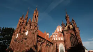 Didinga Šv. Onos bažnyčios architektūra Vilniuje, Lietuvoje, reprezentuojanti šalies istorinį paveldą.