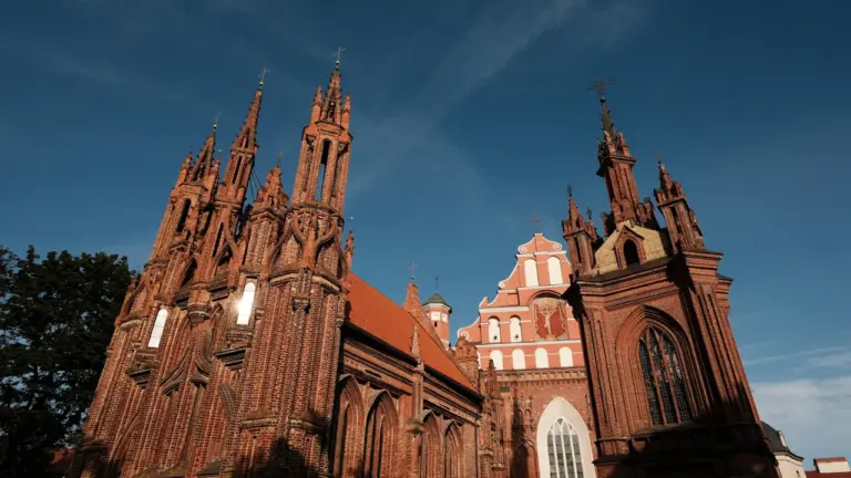Didinga Šv. Onos bažnyčios architektūra Vilniuje, Lietuvoje, reprezentuojanti šalies istorinį paveldą.