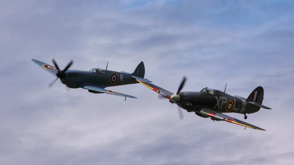 Legendiniai „Spitfire“ ir „Hurricane“ naikintuvai skrenda danguje minint Britanijos mūšio metines.