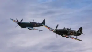 Legendiniai „Spitfire“ ir „Hurricane“ naikintuvai skrenda danguje minint Britanijos mūšio metines.