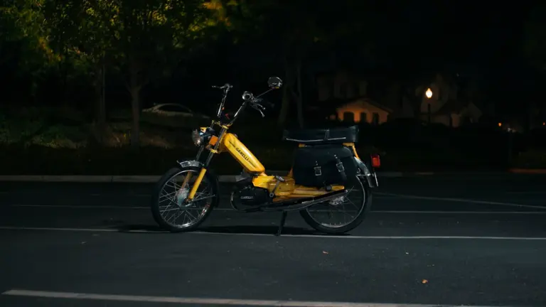 Mopedų teises norintiems jaunuoliams keičiasi amžius ir egzaminas